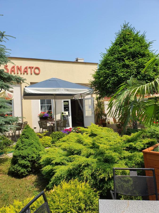 Pensjonat Sanato Hotell Busko-Zdrój Exteriör bild