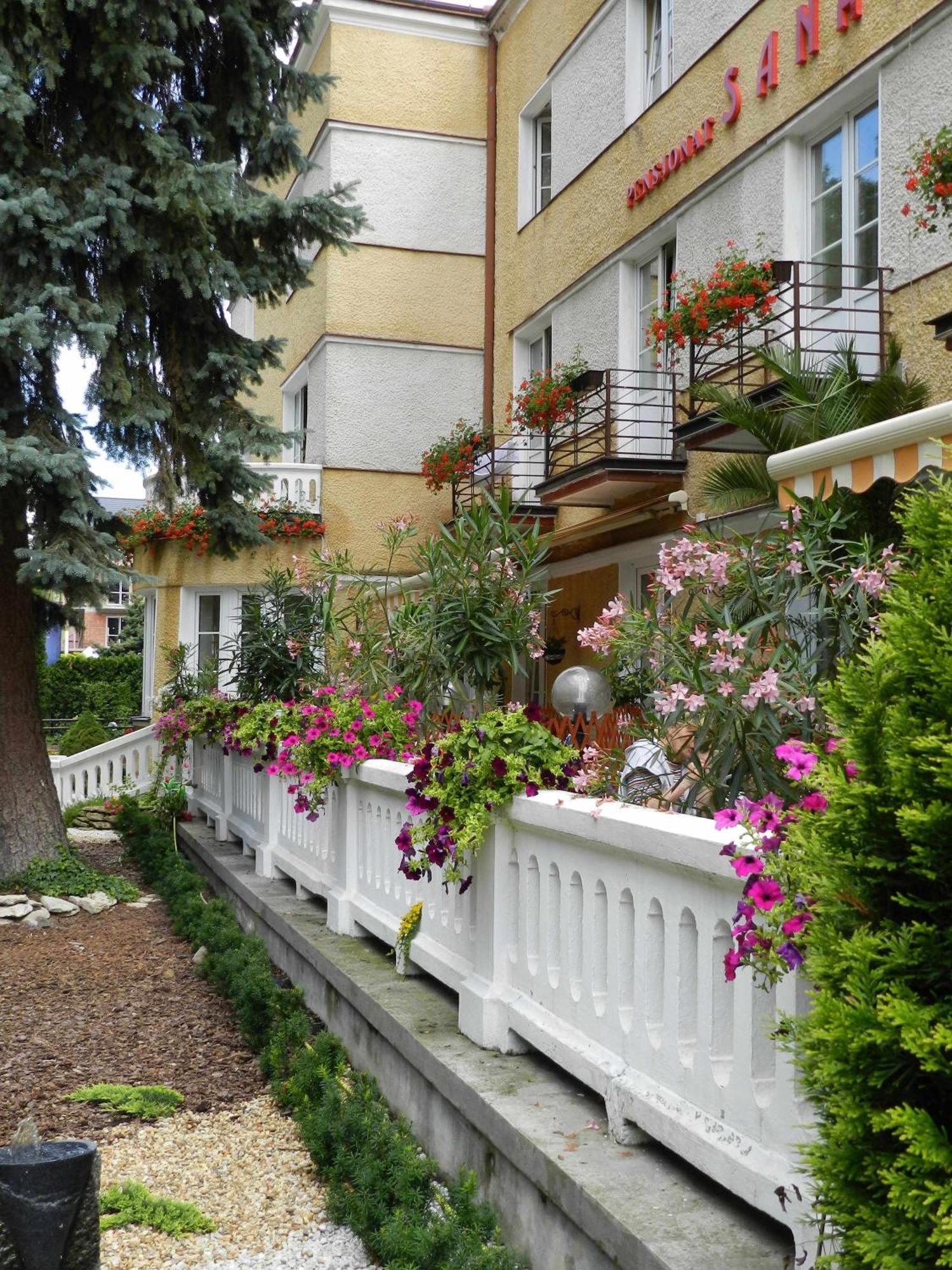 Pensjonat Sanato Hotell Busko-Zdrój Exteriör bild