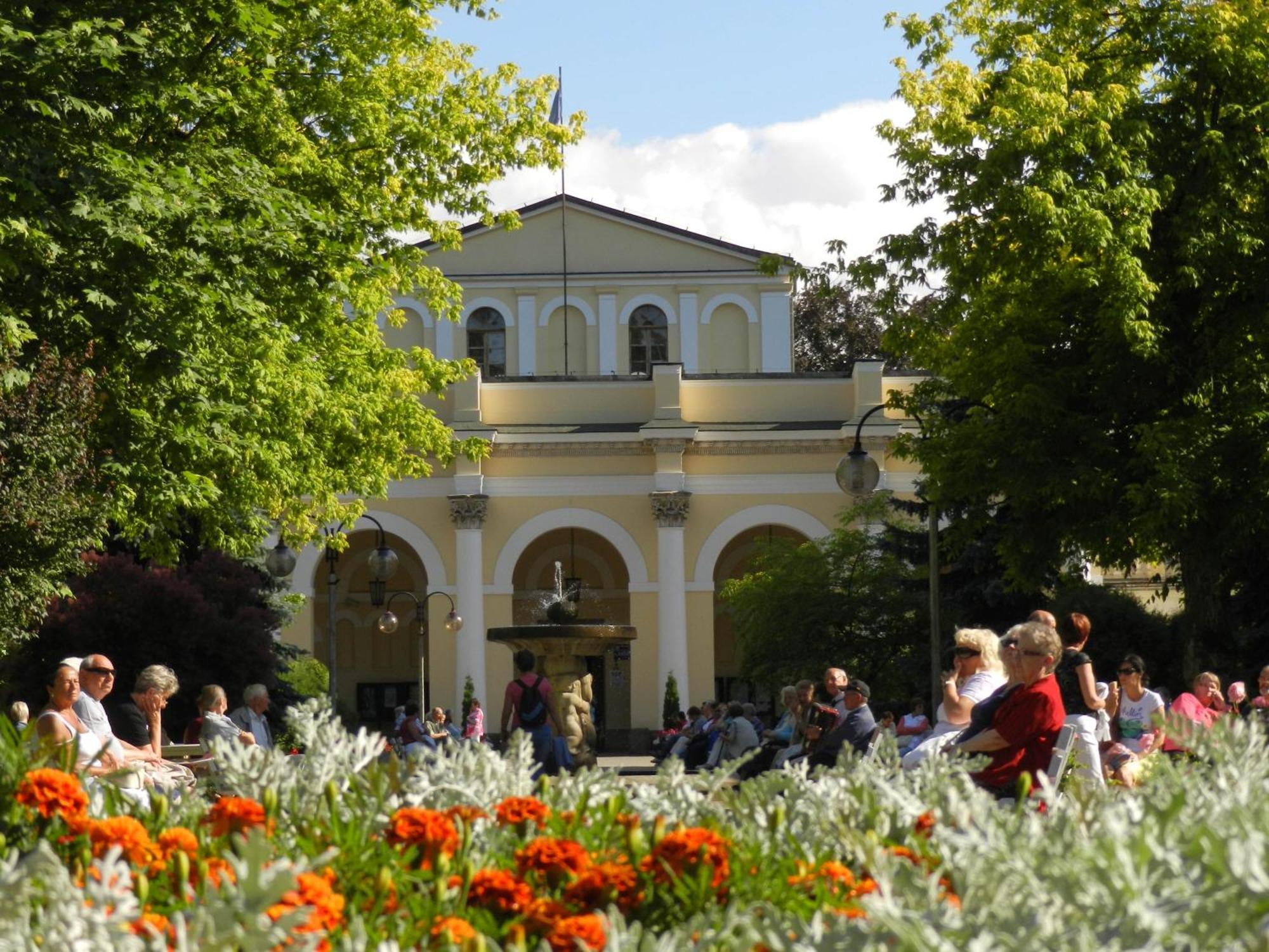 Pensjonat Sanato Hotell Busko-Zdrój Exteriör bild