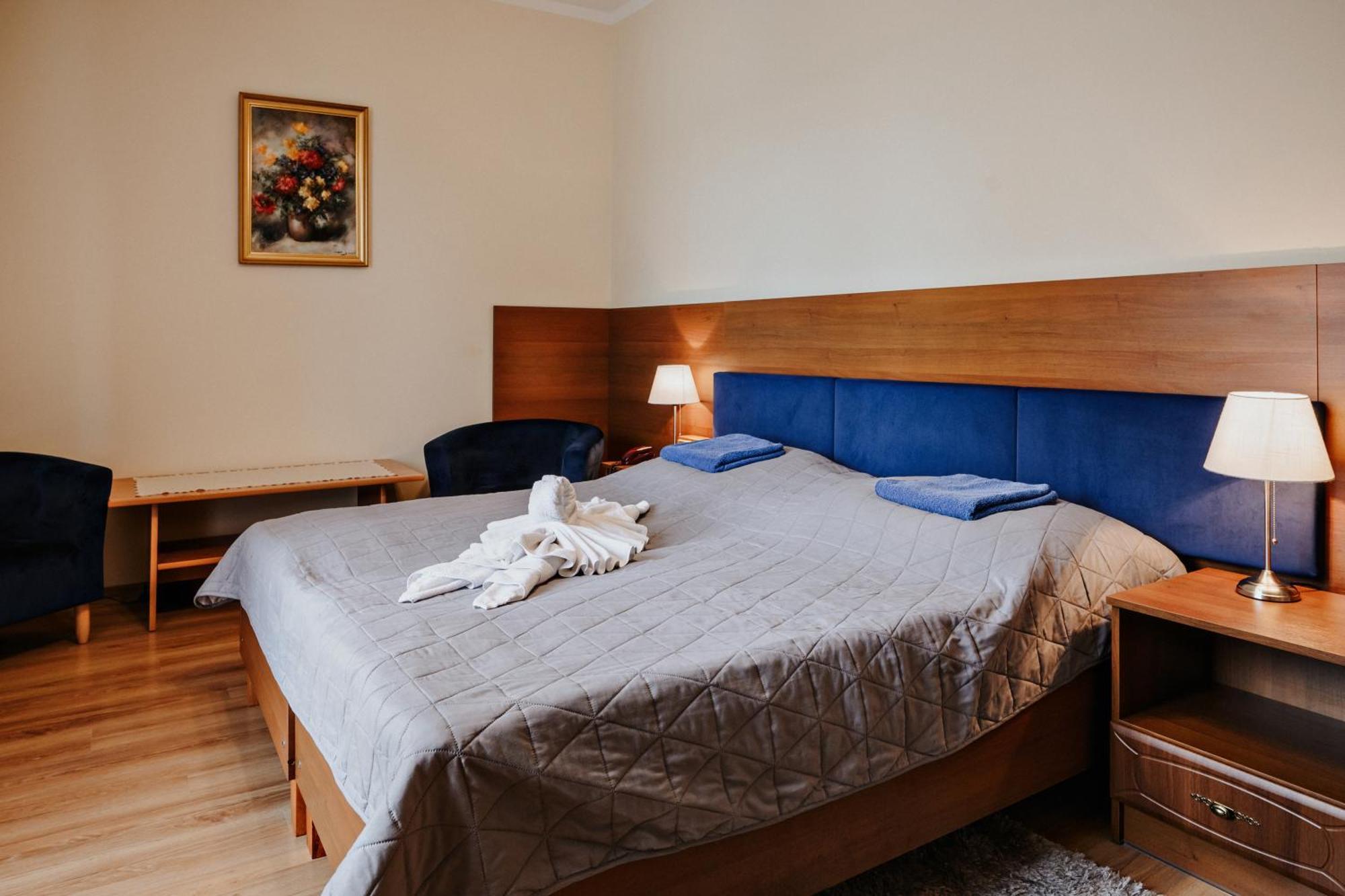 Pensjonat Sanato Hotell Busko-Zdrój Exteriör bild