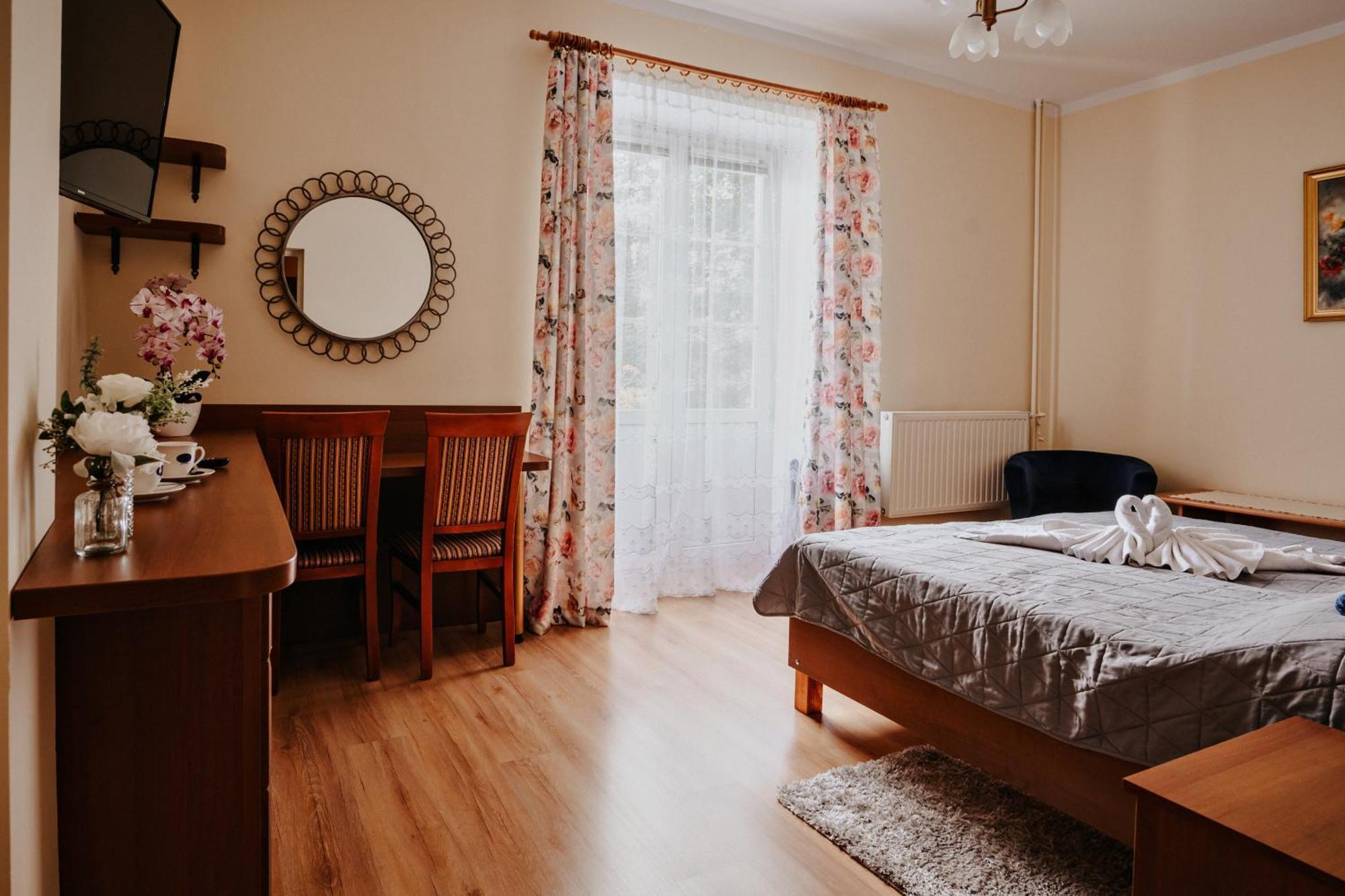 Pensjonat Sanato Hotell Busko-Zdrój Exteriör bild