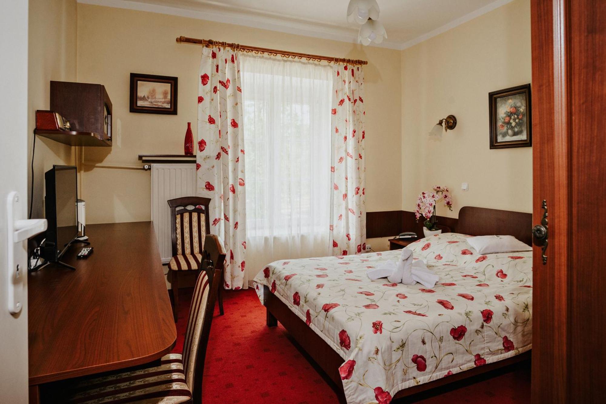 Pensjonat Sanato Hotell Busko-Zdrój Exteriör bild