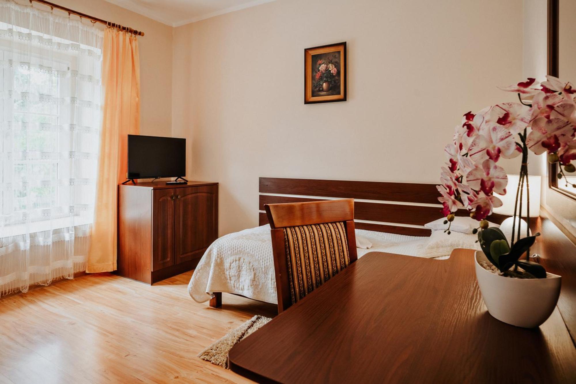 Pensjonat Sanato Hotell Busko-Zdrój Exteriör bild