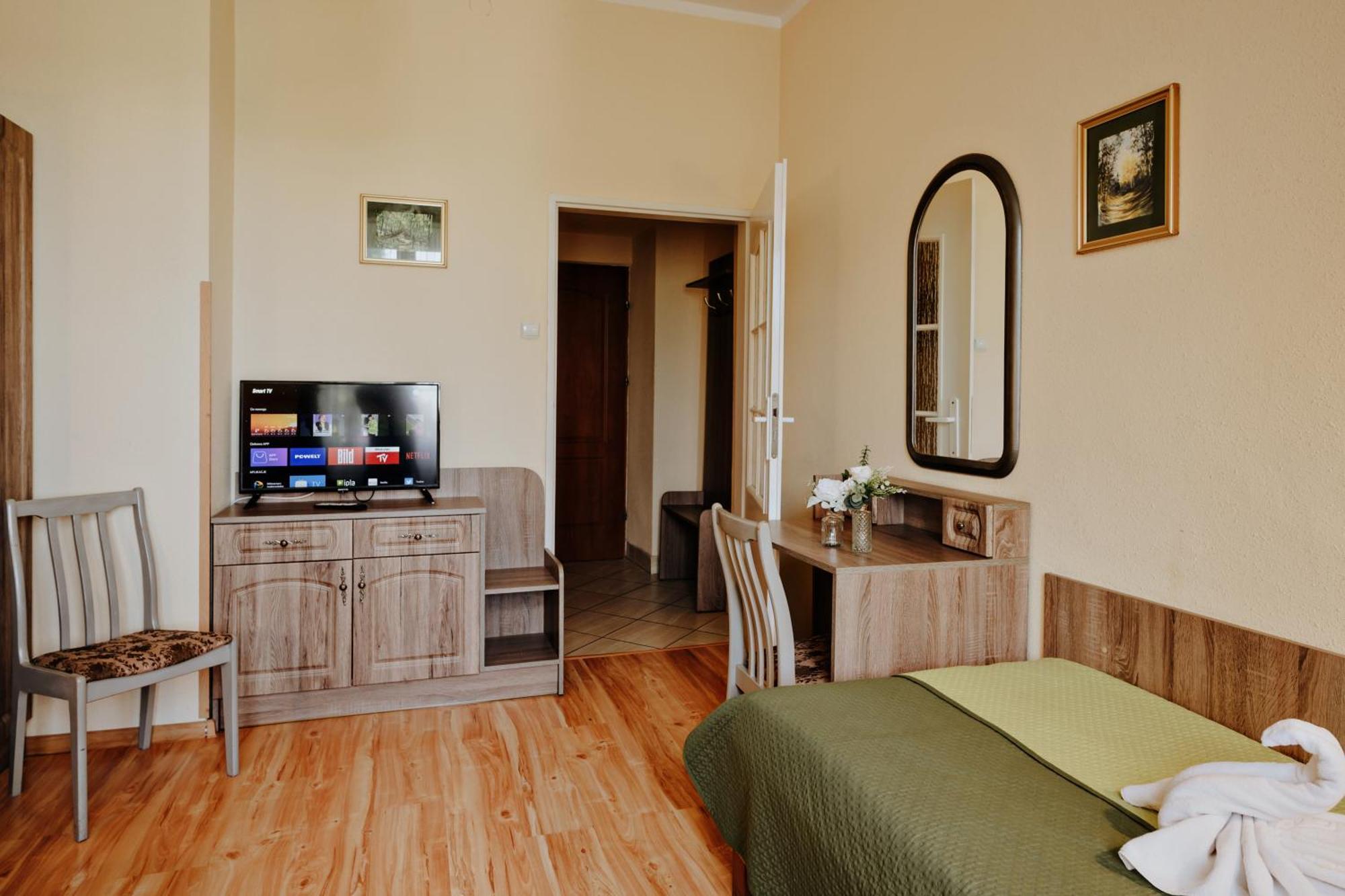 Pensjonat Sanato Hotell Busko-Zdrój Exteriör bild