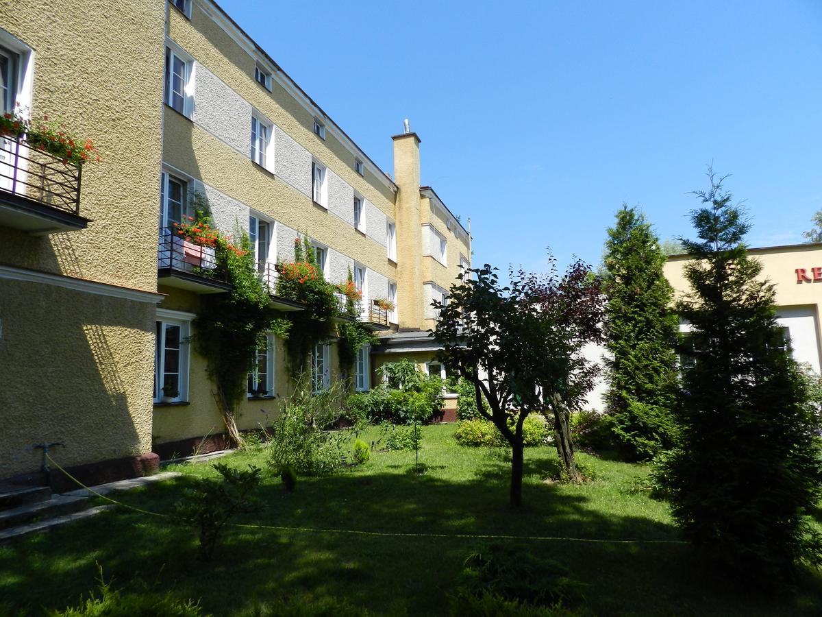 Pensjonat Sanato Hotell Busko-Zdrój Exteriör bild
