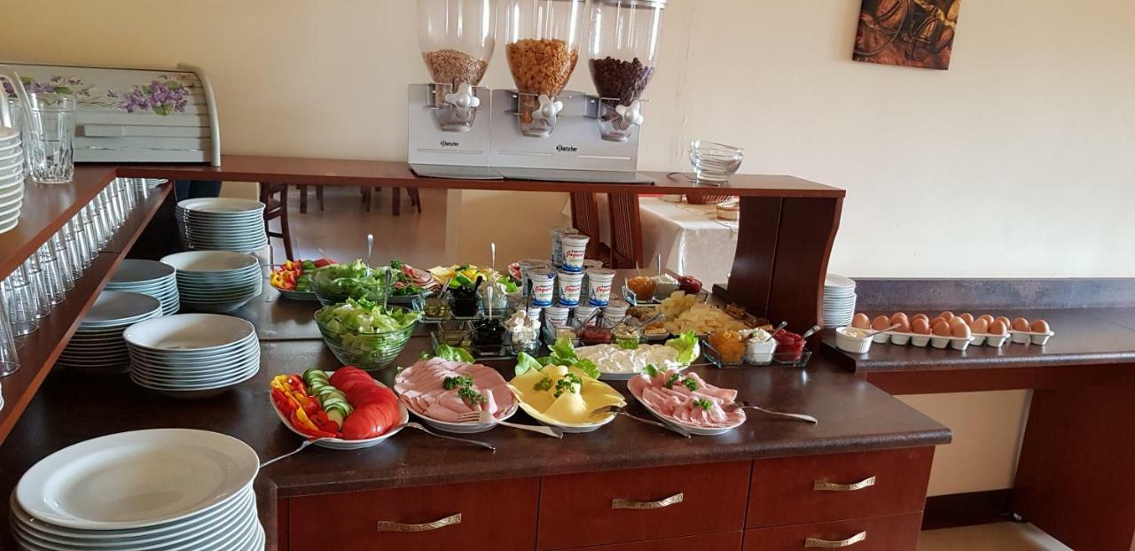 Pensjonat Sanato Hotell Busko-Zdrój Exteriör bild